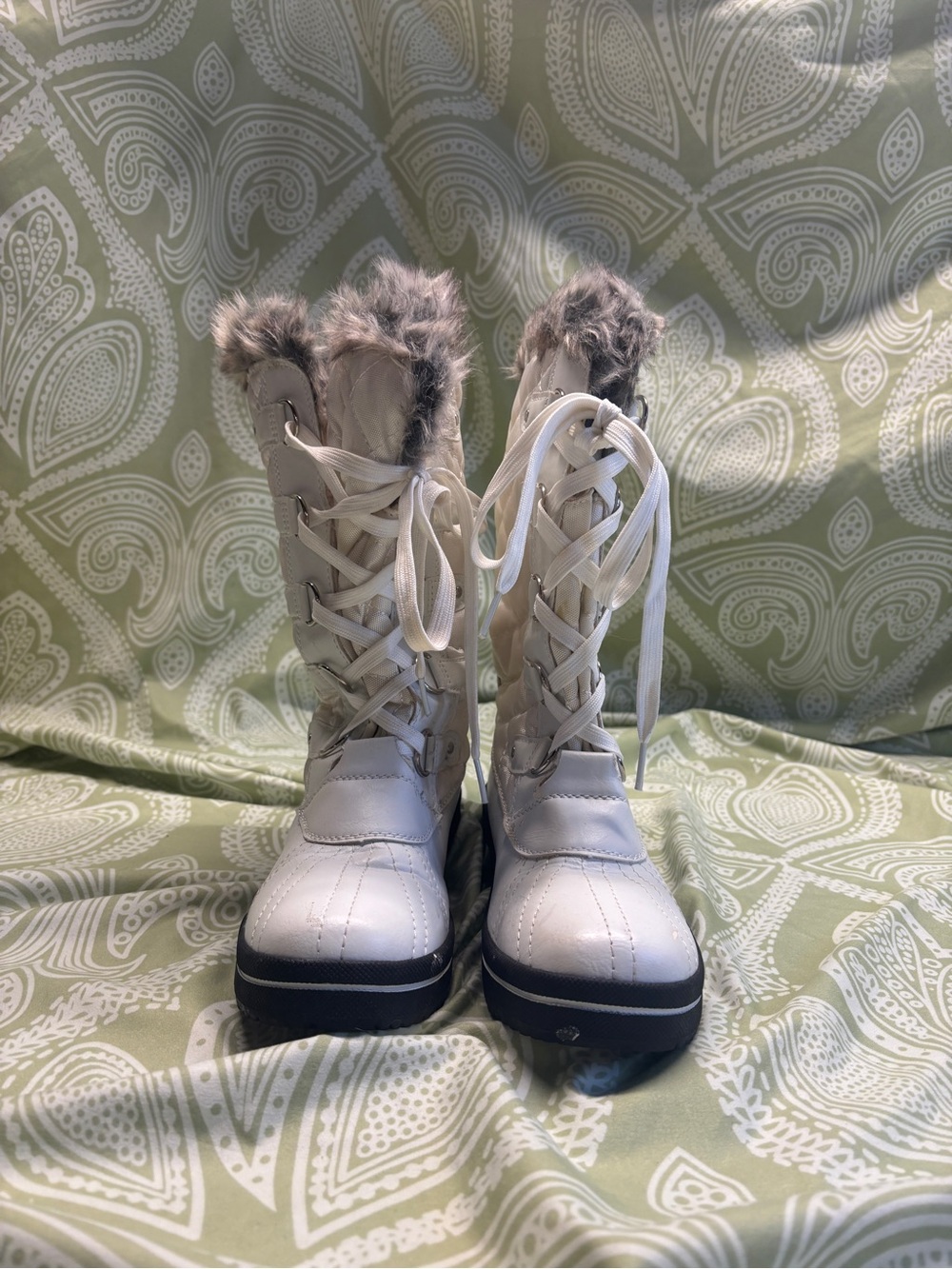 🌀Madden Girl White Lace-Up Faux Fur Winter Boots